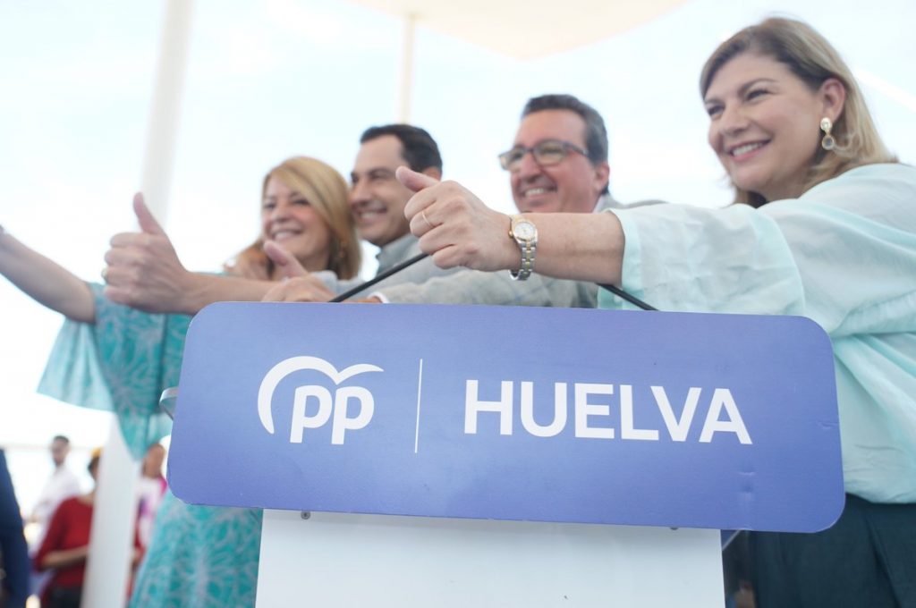 El PP romperá la hegemonía histórica del PSOE en Huelva. Foto de Juanma Moreno con los candidatos.